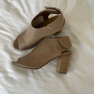 Le chateau peep toe beige booties